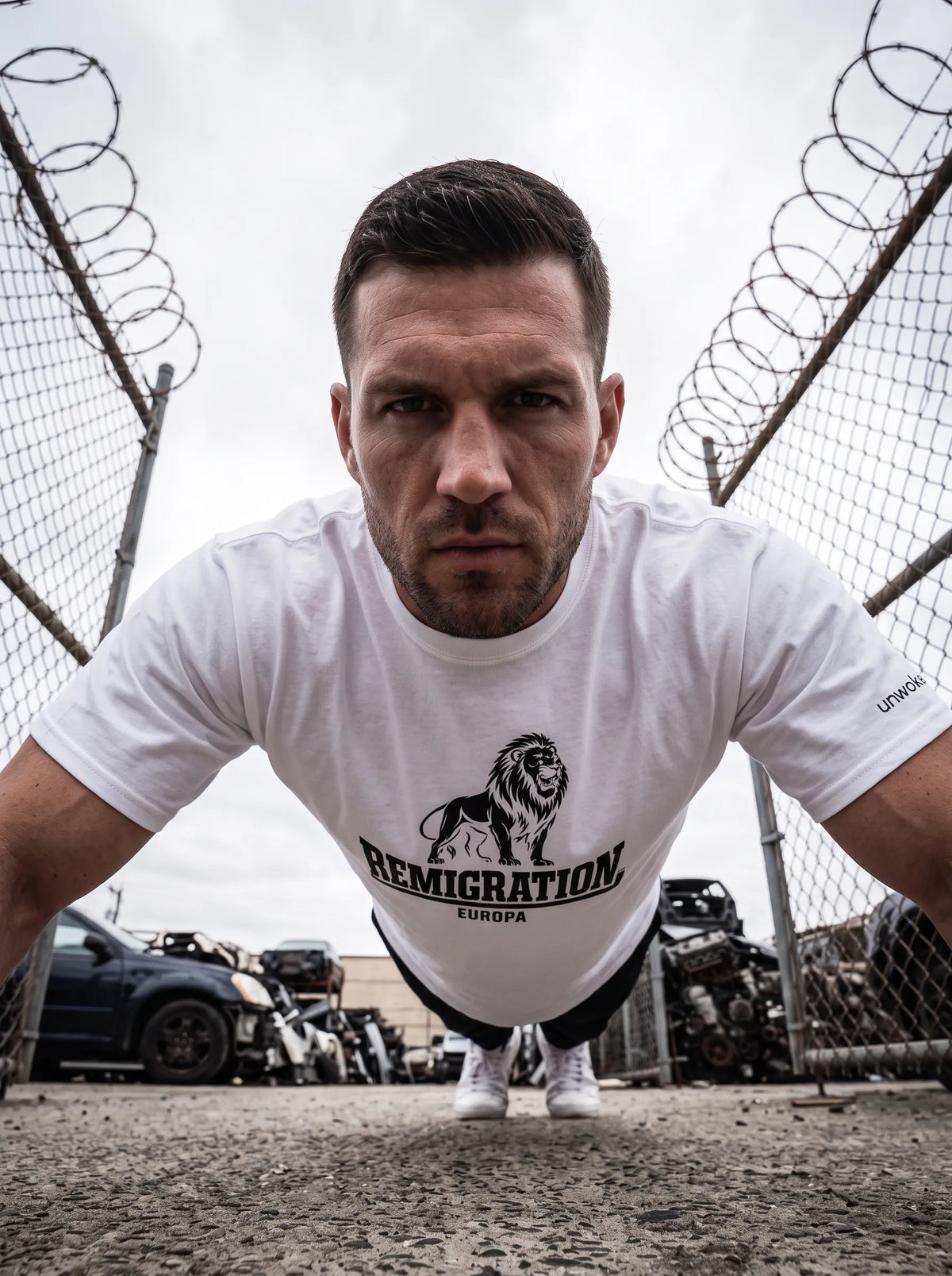 unwoked. - Remigration Lion schwarz - Unisex T-Shirt
